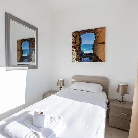 Marble Arch Apartment *